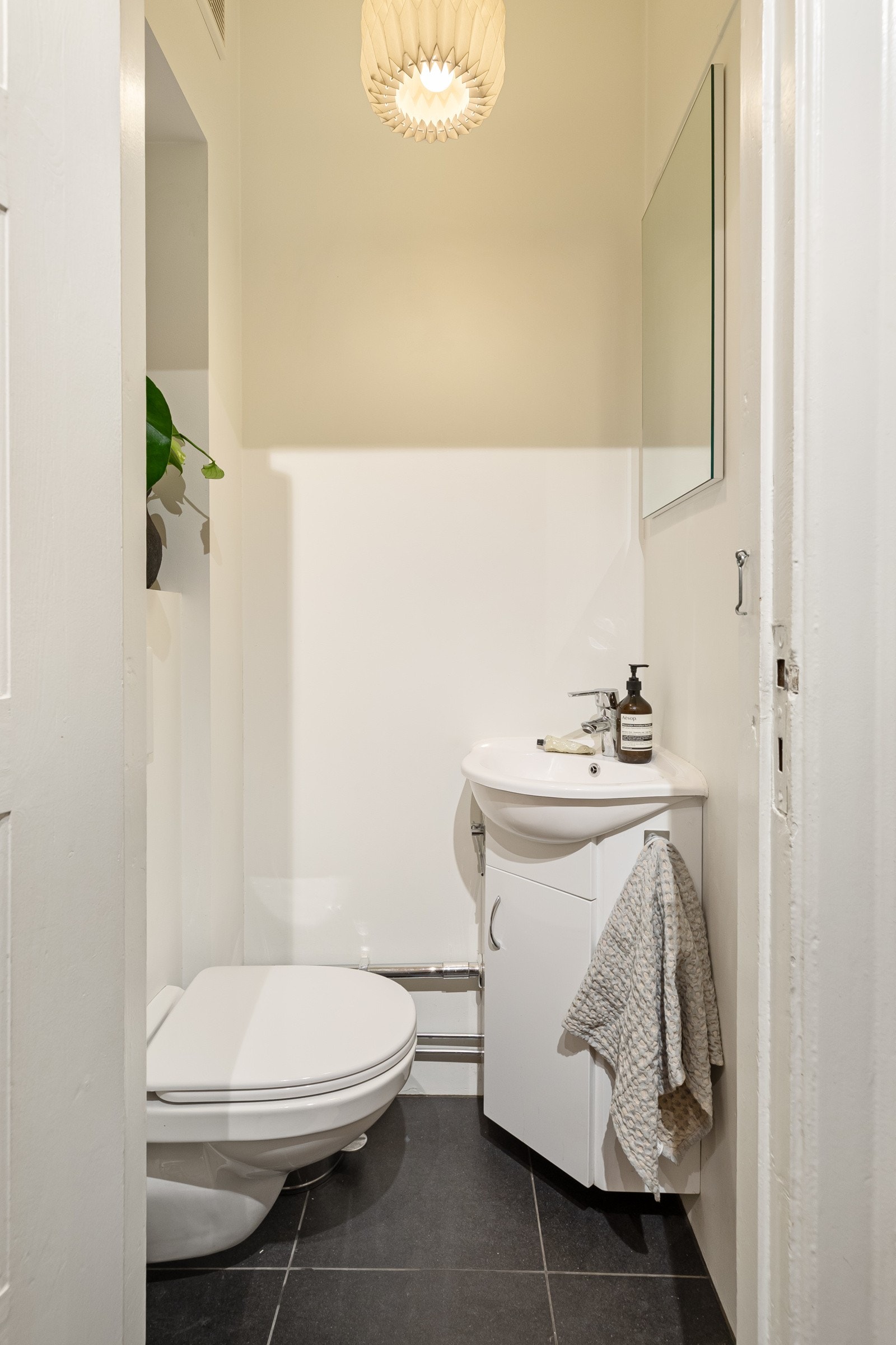 Praktisk separat wc med flislagt gulv og gulvvarme. Galleribilde