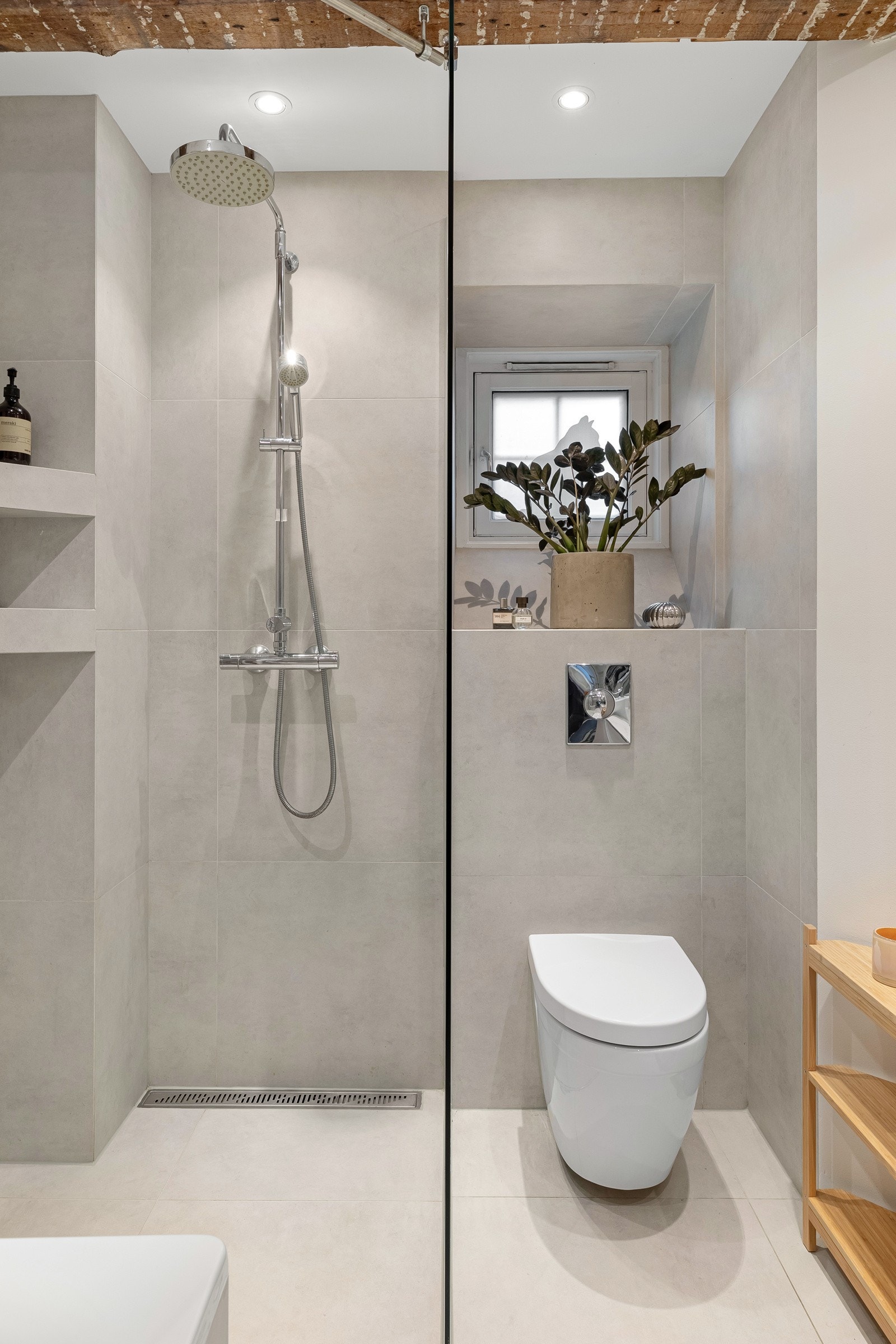 Badet inneholder blant annet vegghengt wc og dusjhjørne med én glassvegg. Galleribilde