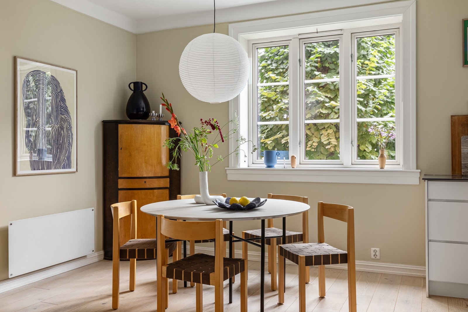 Her har du også god plass til større spisebord. Galleribilde