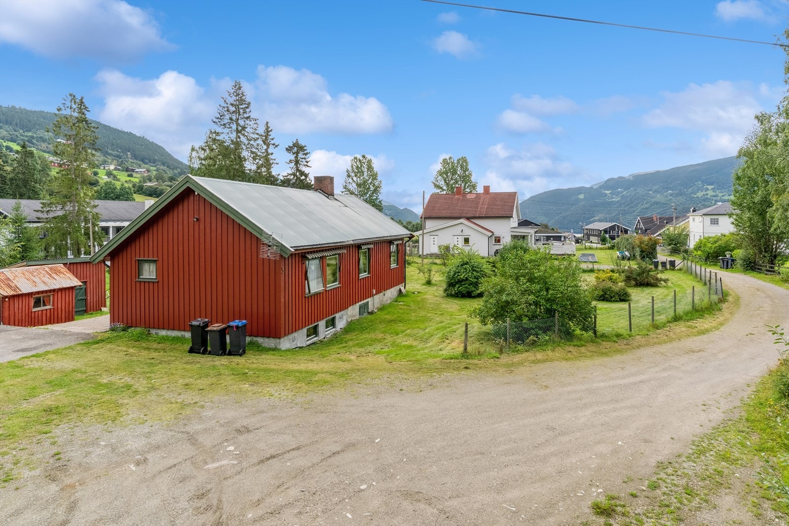 Eiendommen ligger i stille og rolig område ca. 1,5 km ovenfor Ringebu sentrum. Galleribilde