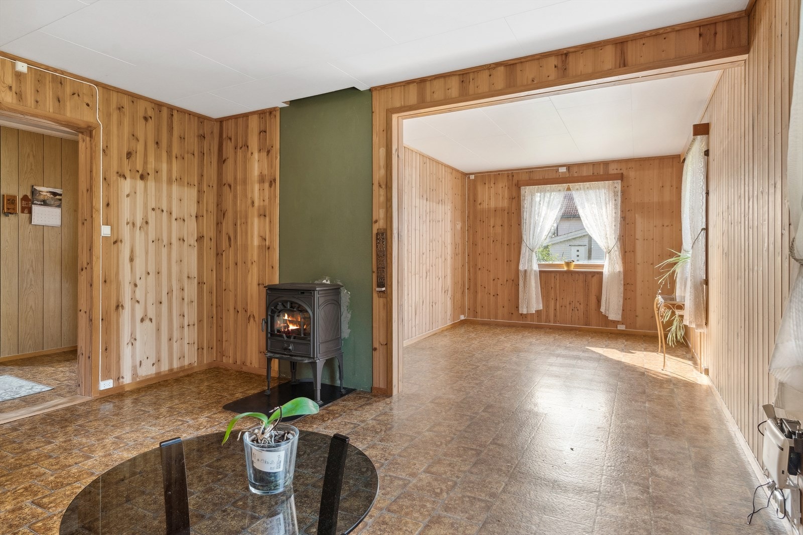 Stue med god plass til sofagruppe og spisebord. Galleribilde