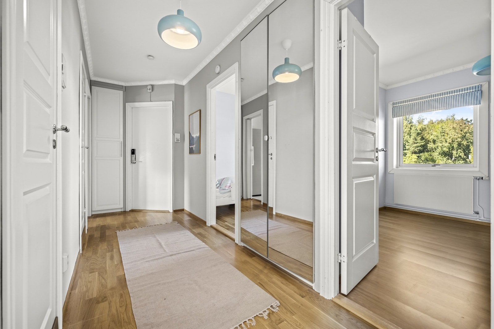 I entréen er det adkomst til alle tre soverommene samt baderom og toalettrom Galleribilde