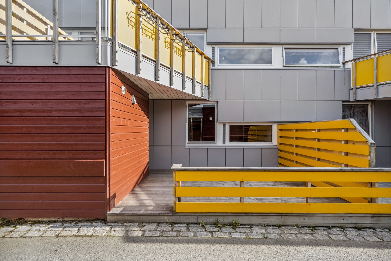 Det er sportsbod og markterrasse ved inngangsparti Galleribilde