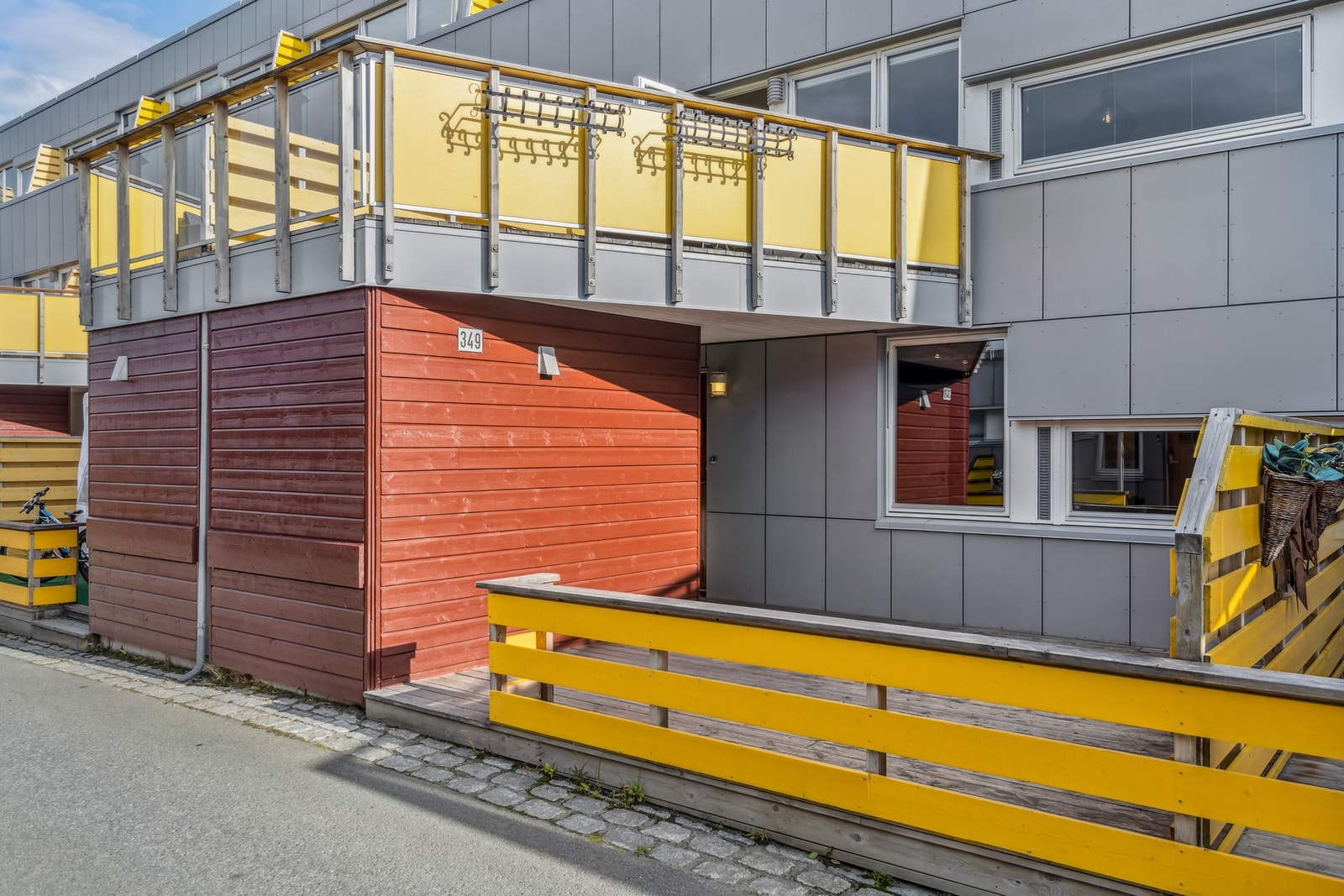 Inngang fra bakkeplan Galleribilde