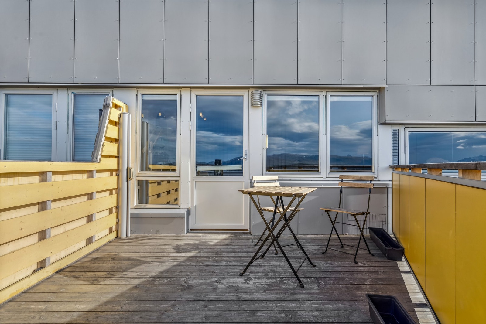 Balkong med fantastisk utsikt og gode solforhold Galleribilde
