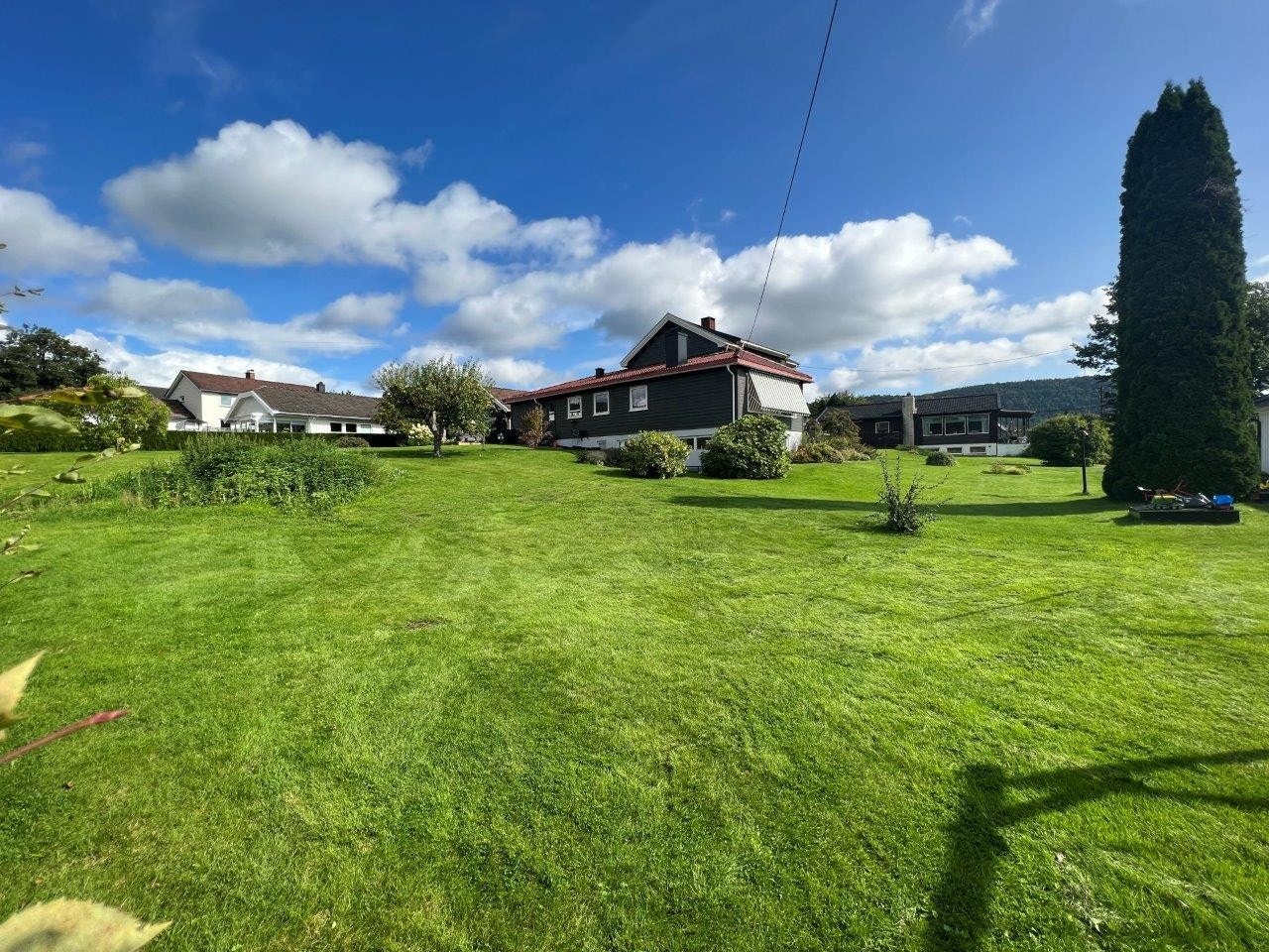 Stor solrik tomt innerst i blindvei Galleribilde