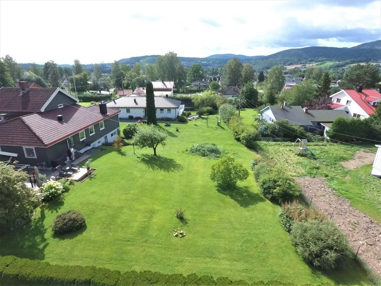 Stor solrik tomt innerst i blindvei Galleribilde