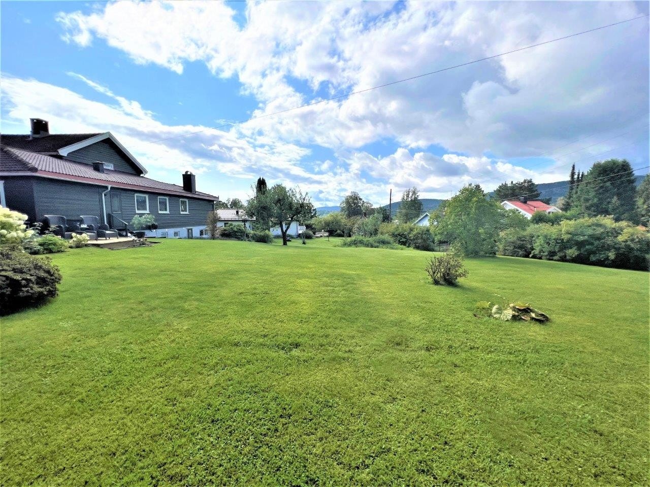 Stor solrik tomt innerst i blindvei Galleribilde