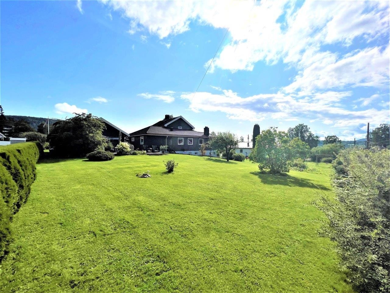 Stor solrik tomt innerst i blindvei Galleribilde