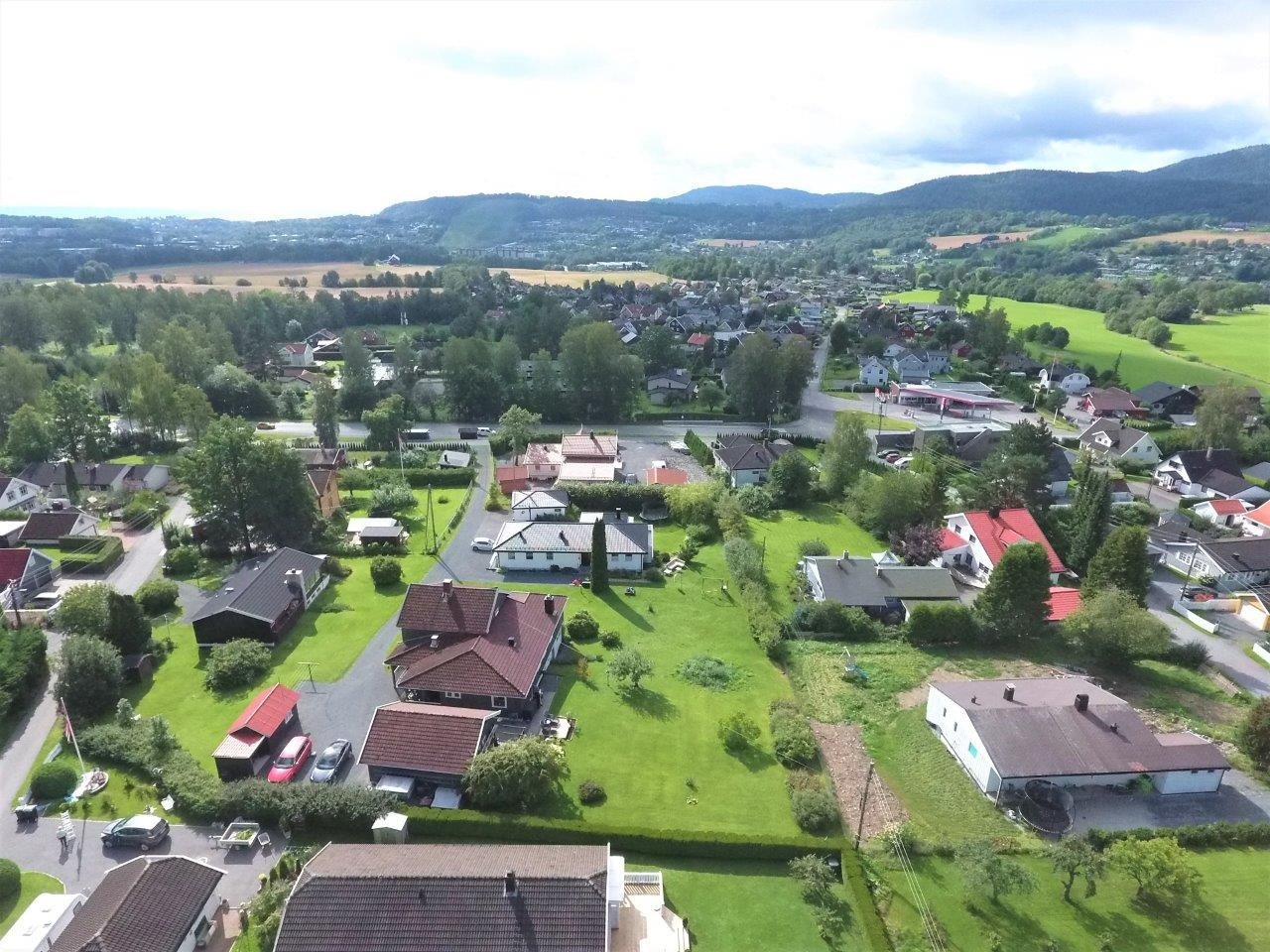 Stor solrik tomt innerst i blindvei Galleribilde