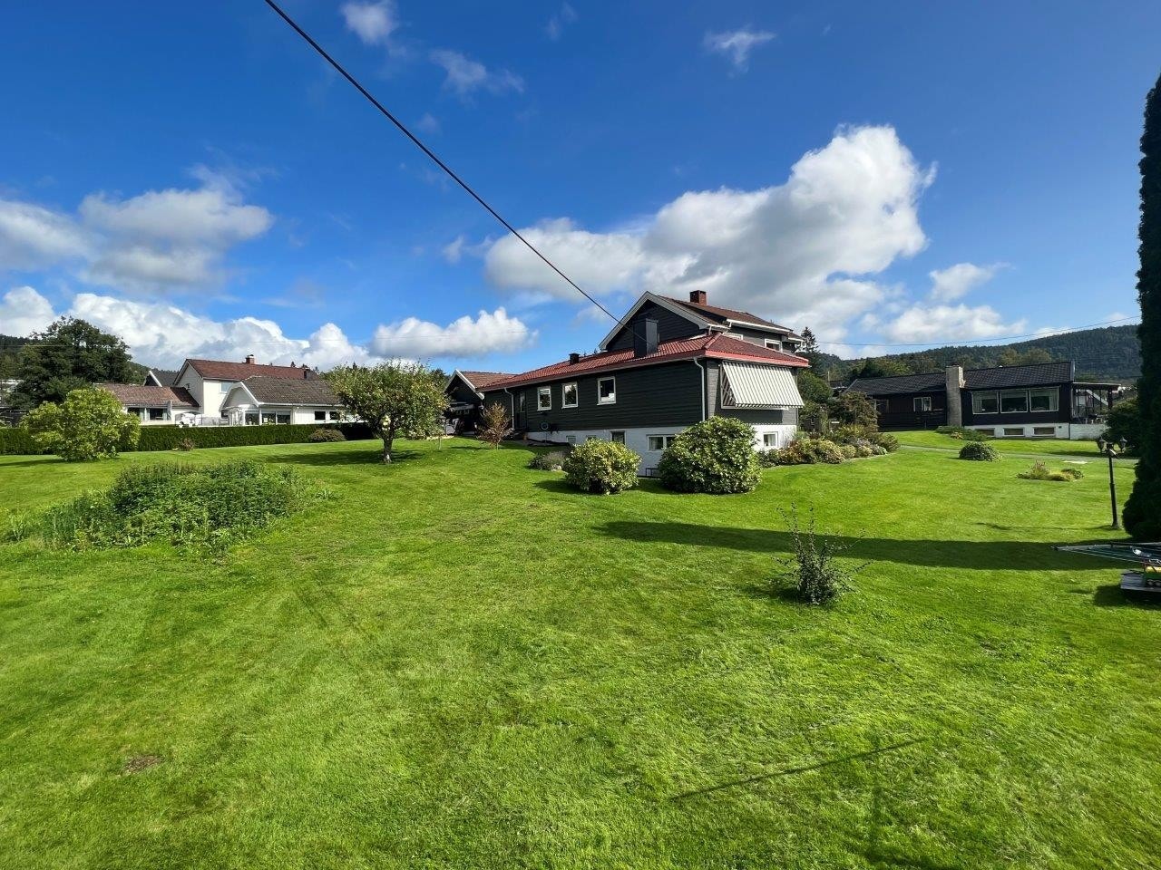 Stor solrik tomt innerst i blindvei Galleribilde