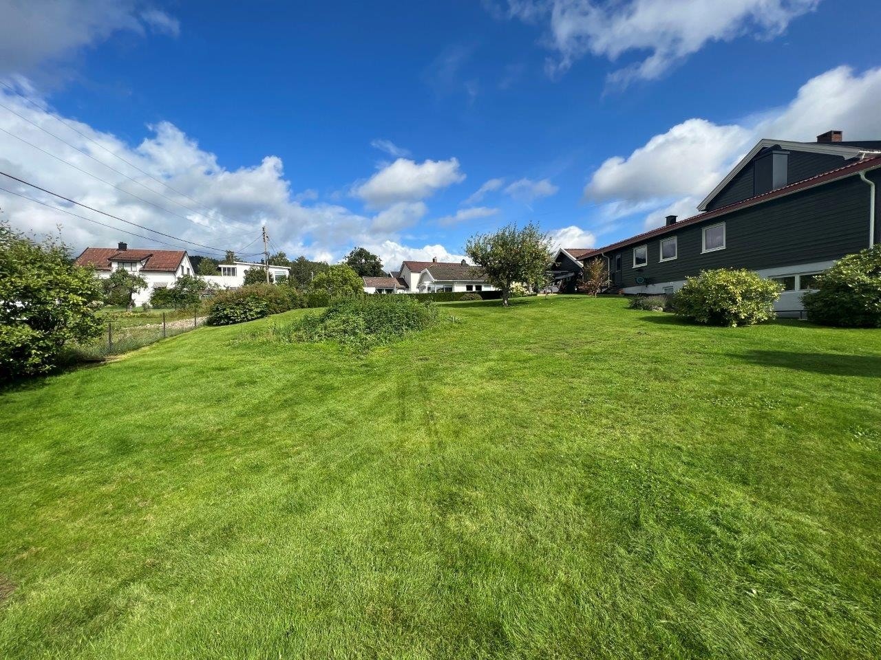 Stor solrik tomt innerst i blindvei Galleribilde