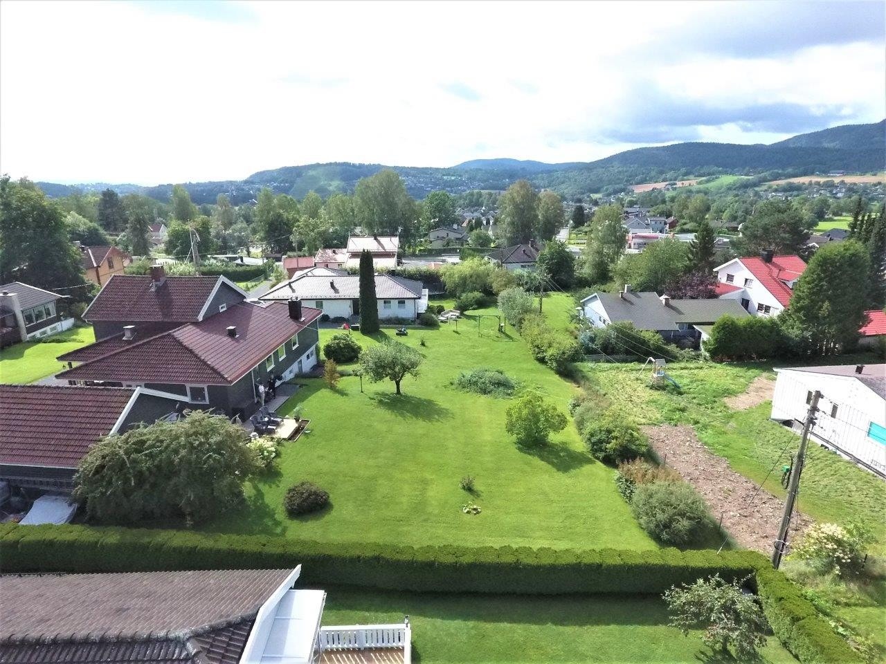 Stor solrik tomt innerst i blindvei Galleribilde