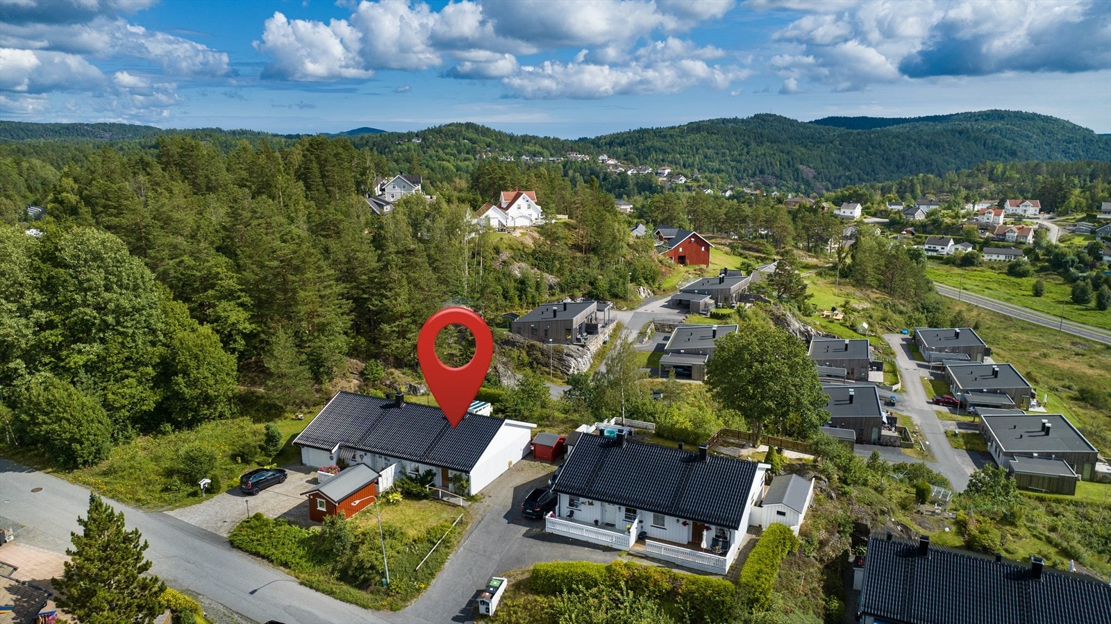 Leiligheten har en attraktiv beliggenhet i Sannidal. Området er rolig og skjermet, med kort vei til det aller meste. Galleribilde
