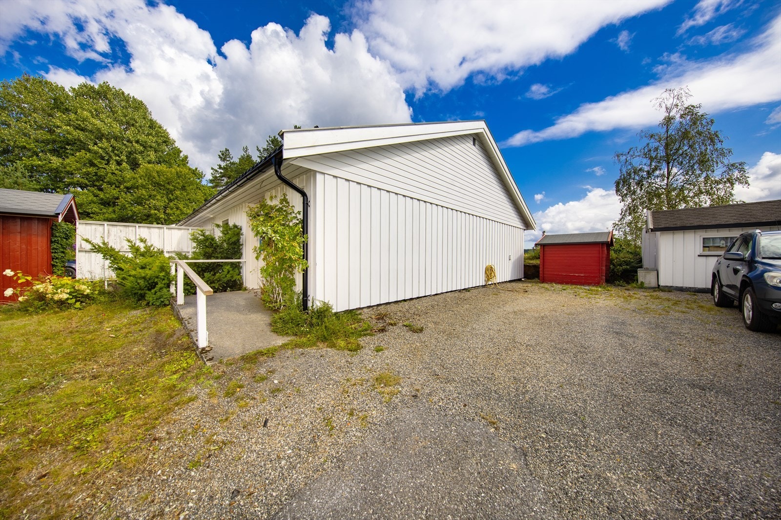 Biloppstillingsplasser ved inngangspartiet, langs boligens sørside. Galleribilde