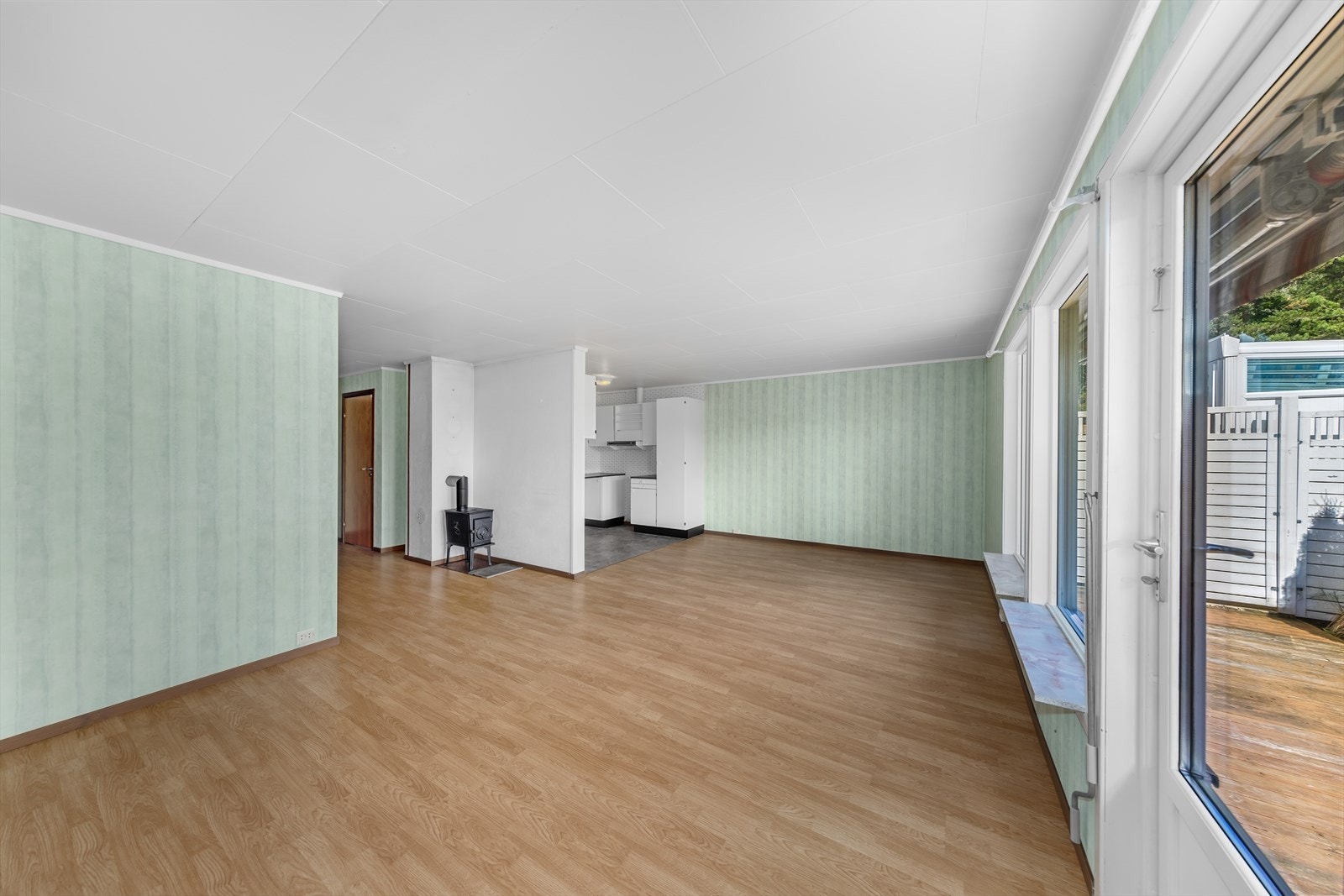 Leiligheten har alt på en flate og inneholder: Vindfang, gang, bad/vaskerom, stue/kjøkken, soverom og bod. Galleribilde
