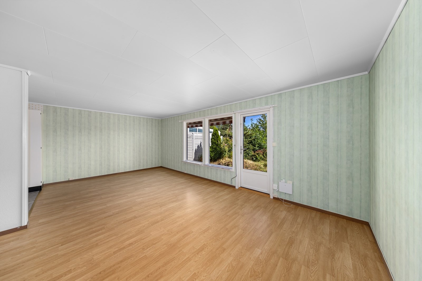 Stuen fremstår romslig med plass til både sofaseksjon og spisestue. Galleribilde