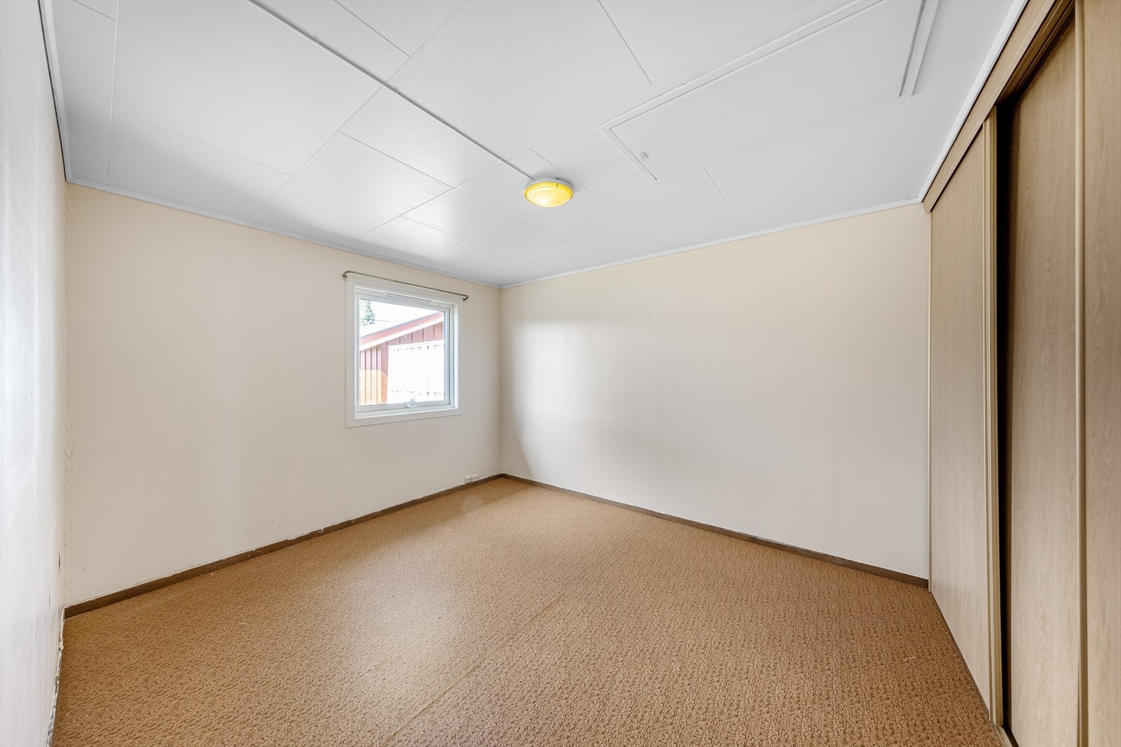 Soverommet er lysmalt og stort. Her er det skyvedørsgarderobe og loftsluke med trapp som fører opp til lagringsloft. Galleribilde