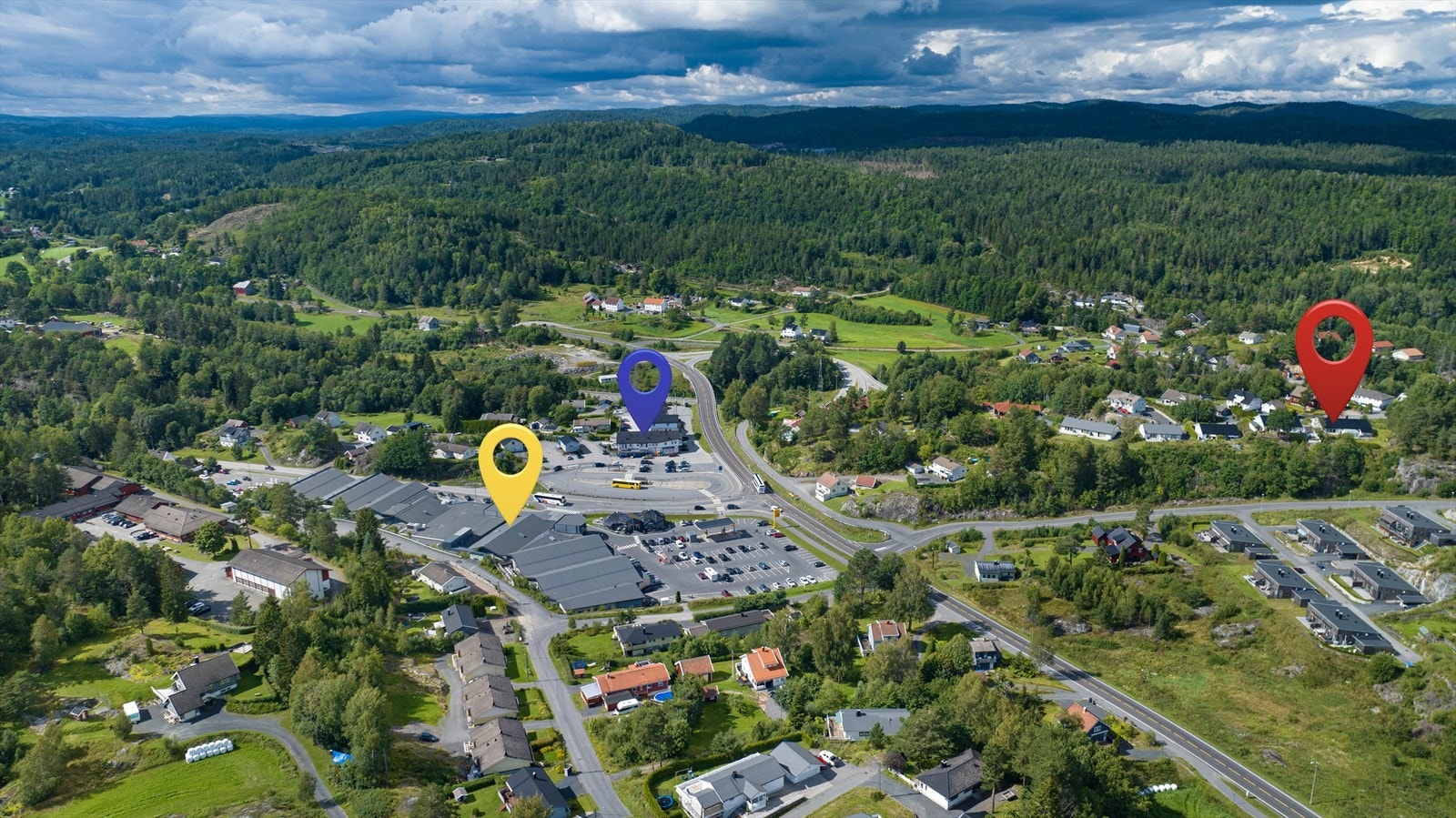 Innenfor gangavstand har du både kjøpesenteret Amfi og dagligvareforretningen Rema 1000. Barnehage samt barne- og ungdomsskole ligger også kort vei fra leiligheten. Galleribilde
