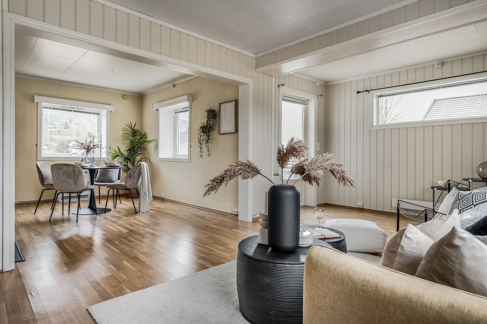 Adkomst fra stue til terrasse, og videre adkomst til hage Galleribilde