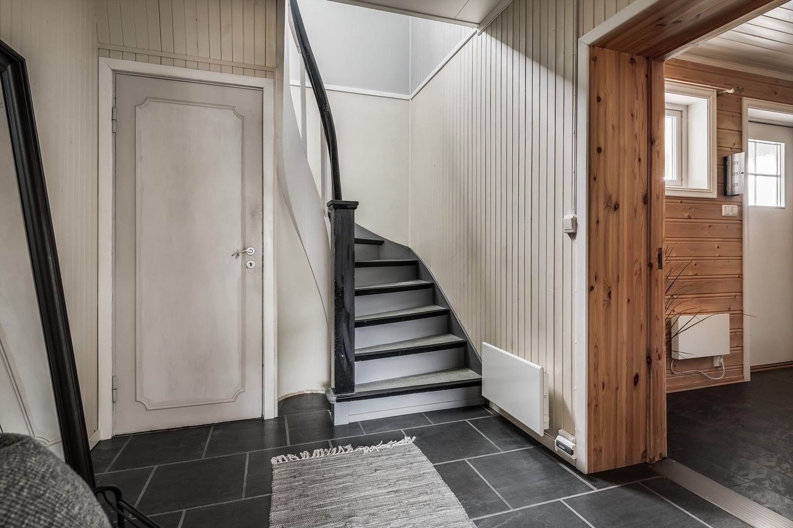 Trapp til kjeller og 2. etasje Galleribilde