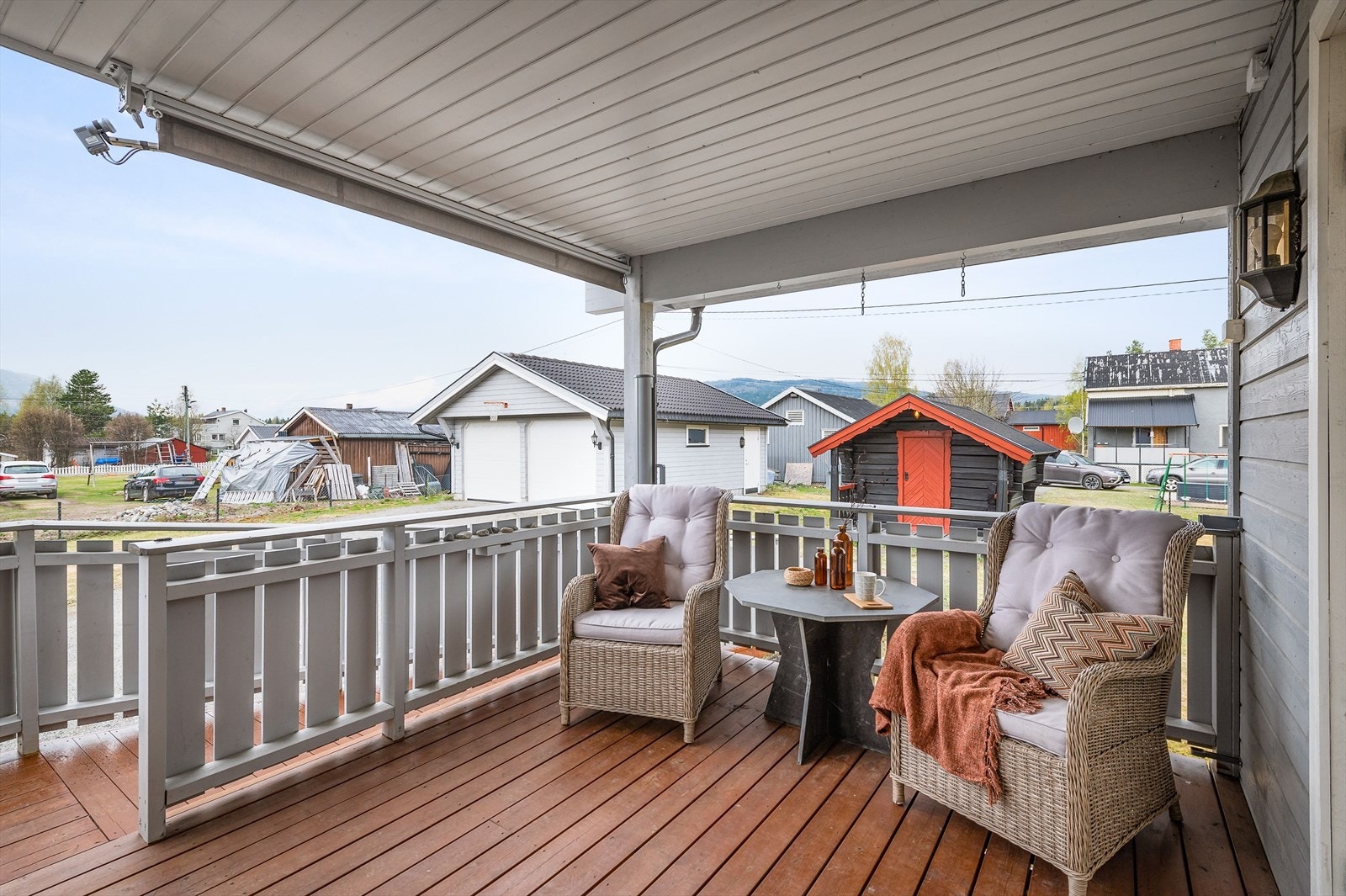 Overbygget terrasse med
markise ved inngangsparti Galleribilde