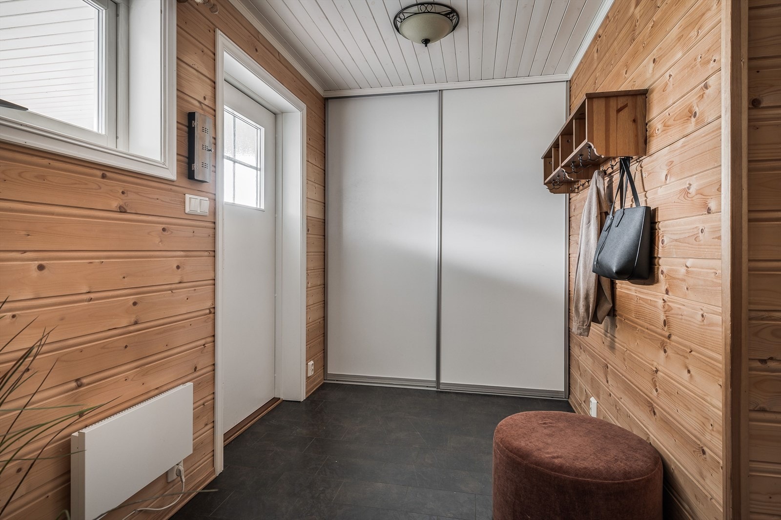Skyvedørsgarderobe i gangen Galleribilde