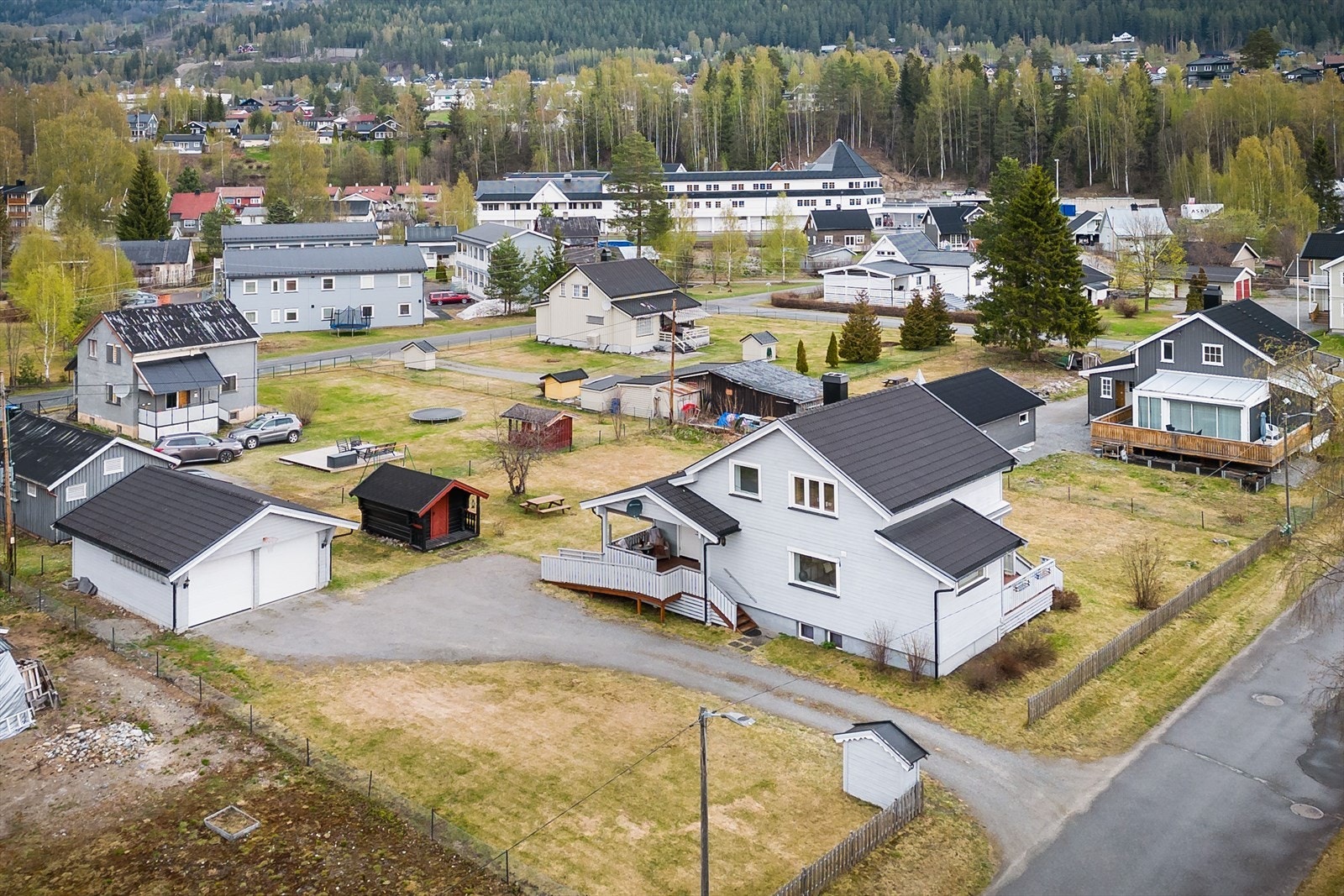 Velholdt eiendom med dobbelgarasje og stor gårdsplass Galleribilde
