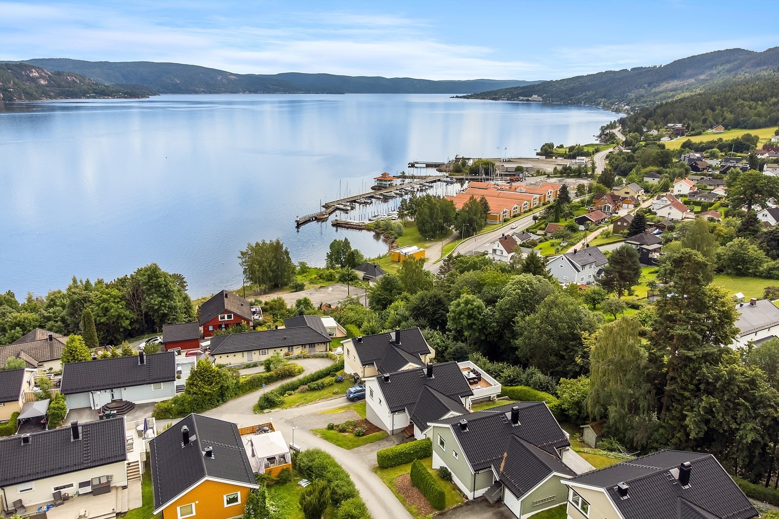 Eiendommen ligger i et etablert, meget rolig og barnevennlig bomiljø på Åskollen - grensende til friareal. God utsikt mot innseilingen til Drammen. Galleribilde