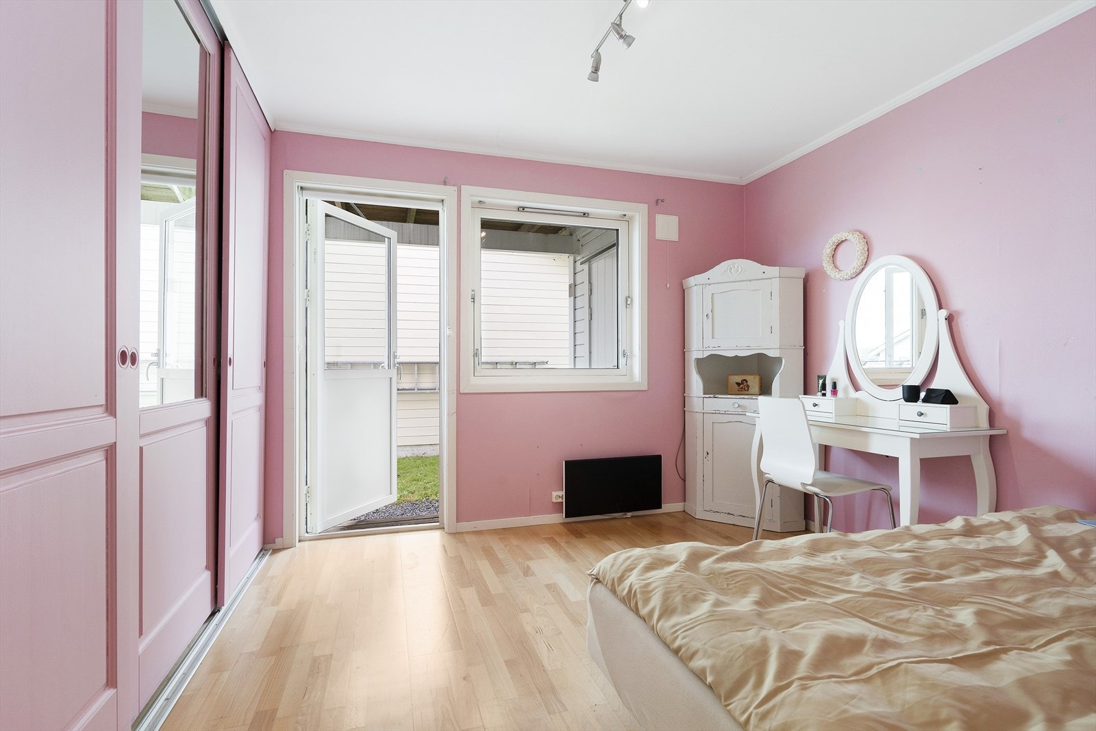 Soverom nr. 2 har god oppbevaringsplass i skyvedørsgarderobe. Det er dirkete utgang fra soverommet til hagen. Galleribilde