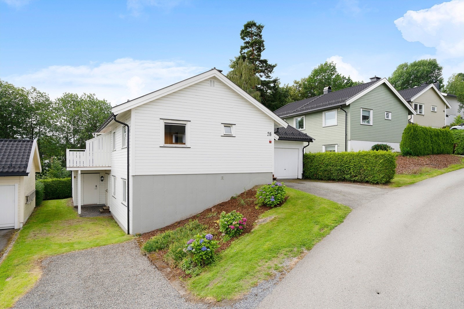 Gangavstand til skole (trygg skolevei), barnehager og nærbutikk. Kun 5-6 minutters gange til bussholdeplass - både i Nordbyveien og Svelvikveien, med god bussforbindelse til Drammen sentrum. Galleribilde
