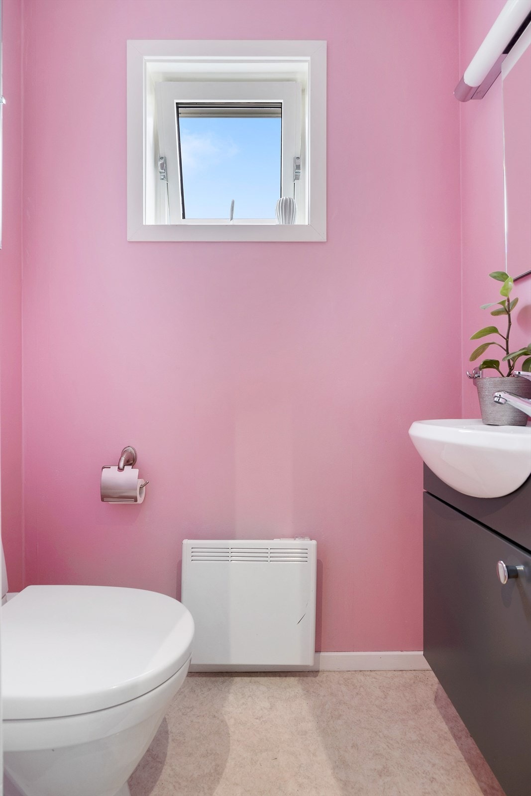 Separat toalettrom med wc og enkel innredning med vask. Galleribilde