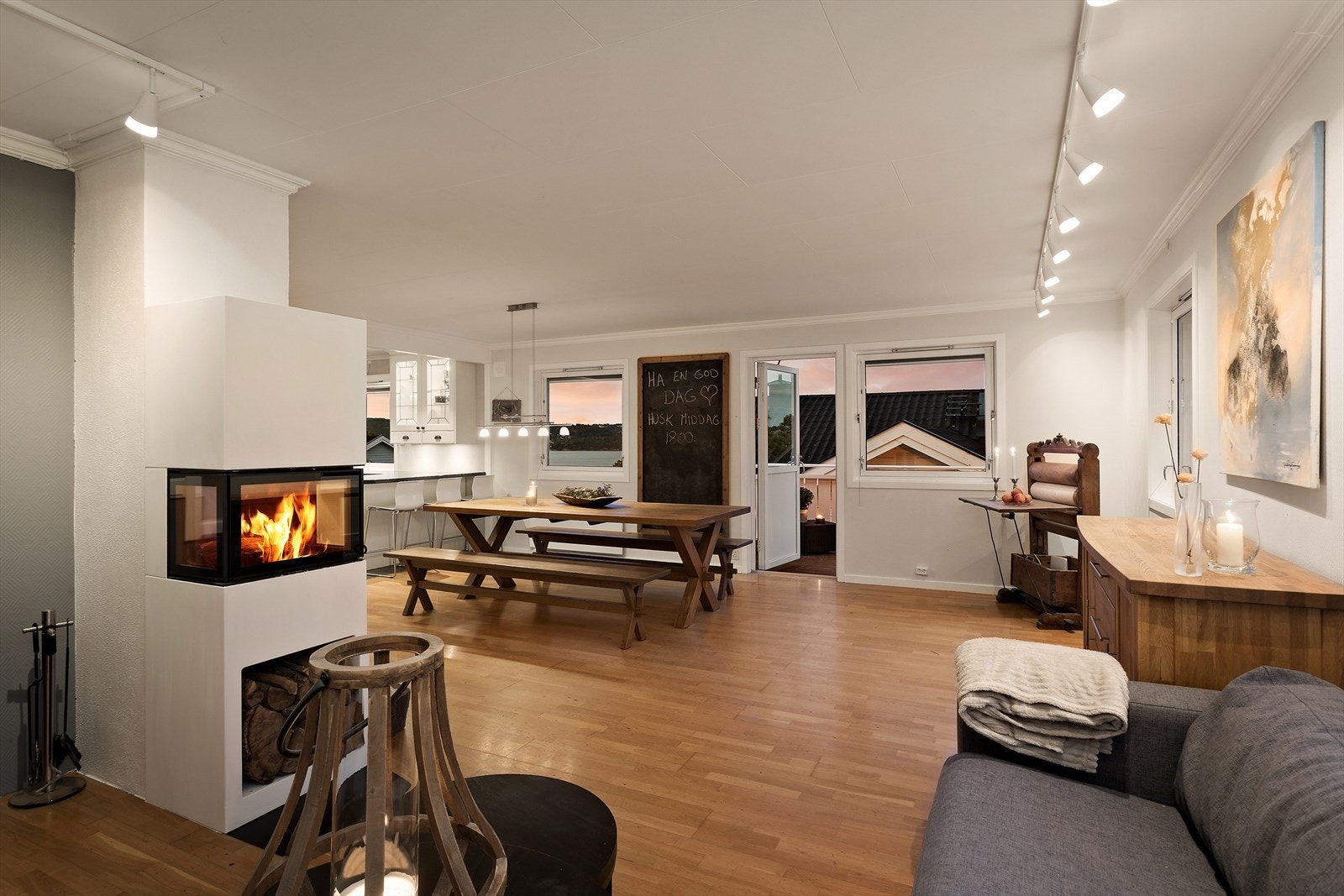 Velkommen til Skonnerten 28! Pen enebolig med 5 soverom - nydelig fjordutsikt - stor terrasse - underetasje med separat inngang. Galleribilde