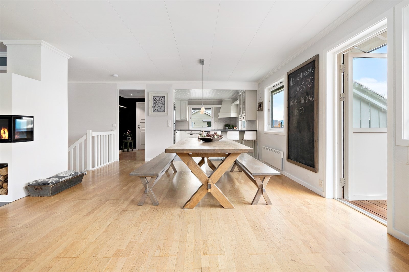 Stuen har store vindusflater og direkte utgang til terrassen, som gir fint med naturlig lys inn. Galleribilde