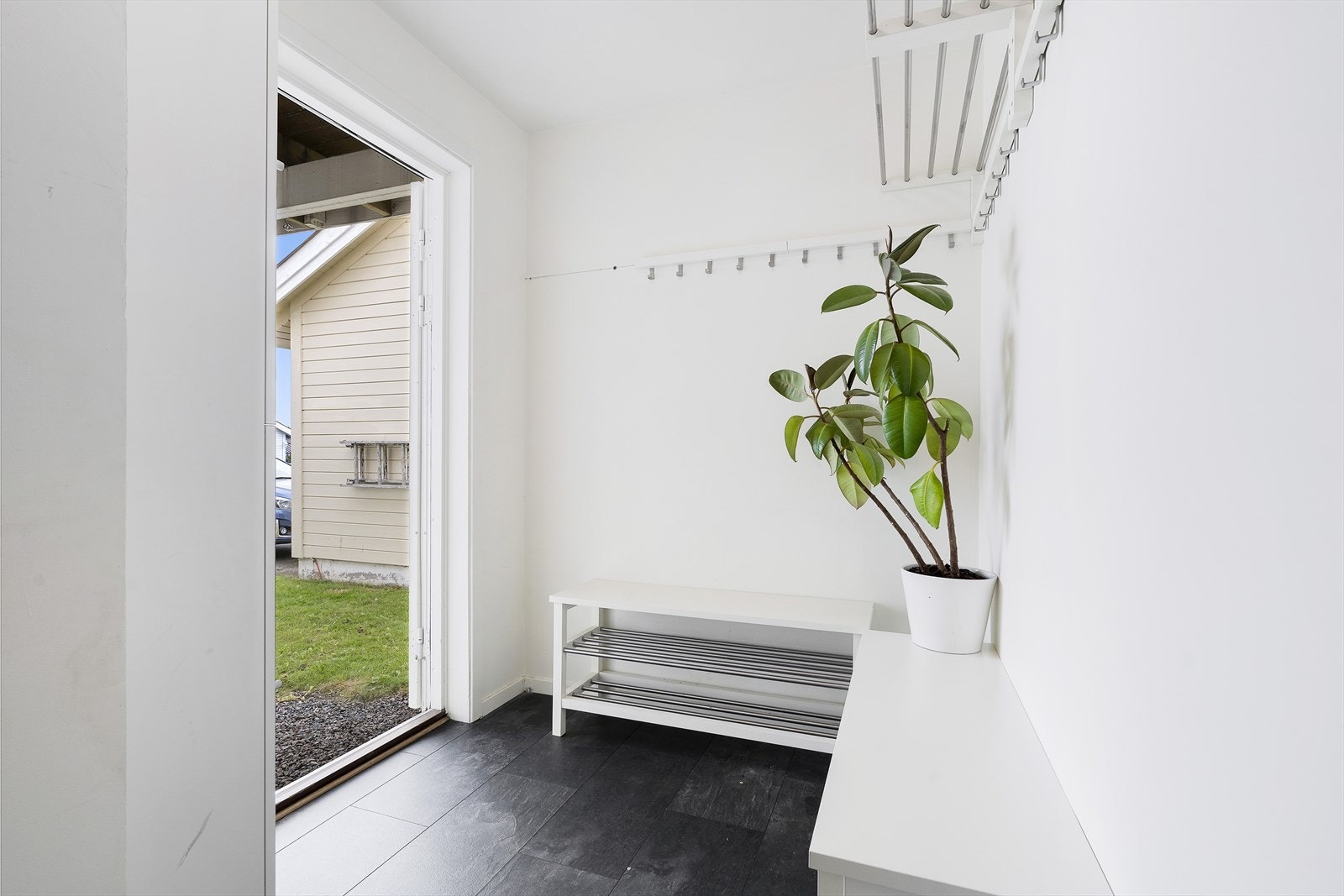 Gang med god plass til oppbevaring og oppheng for yttertøy. Galleribilde