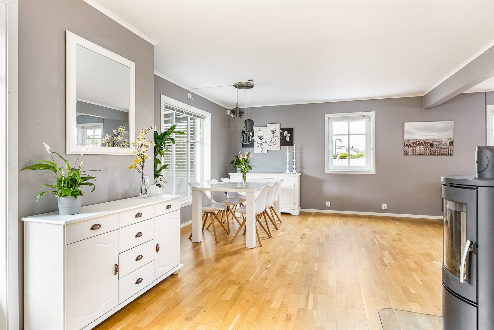 Om et soverom skilles ut vil stuen fortsatt romme både sofagruppe og spisebord. Galleribilde