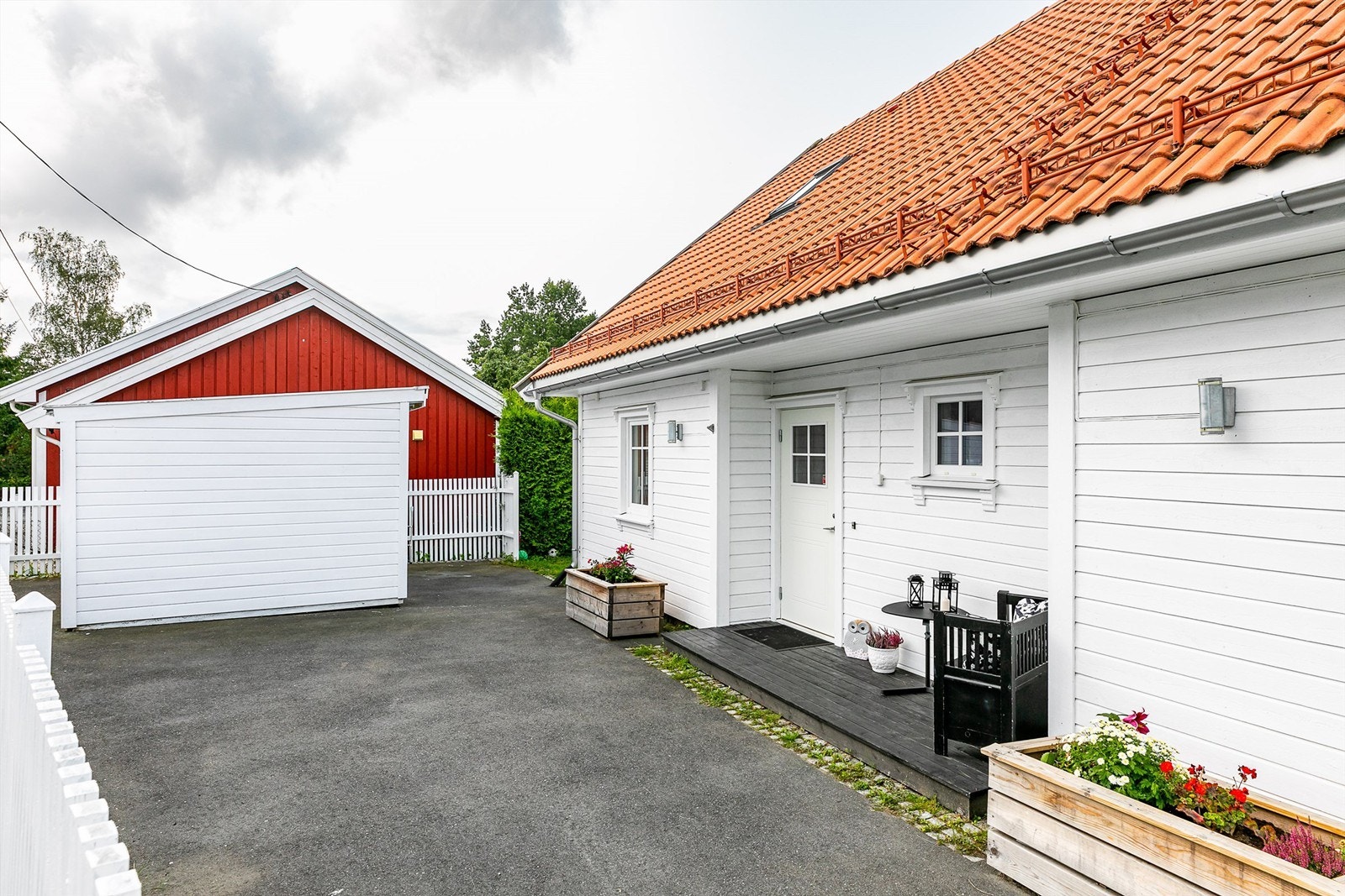 Frittstående bod er oppført ved tomtens syd-østre hjørne og velegnet til blant annet hageredskap. Galleribilde