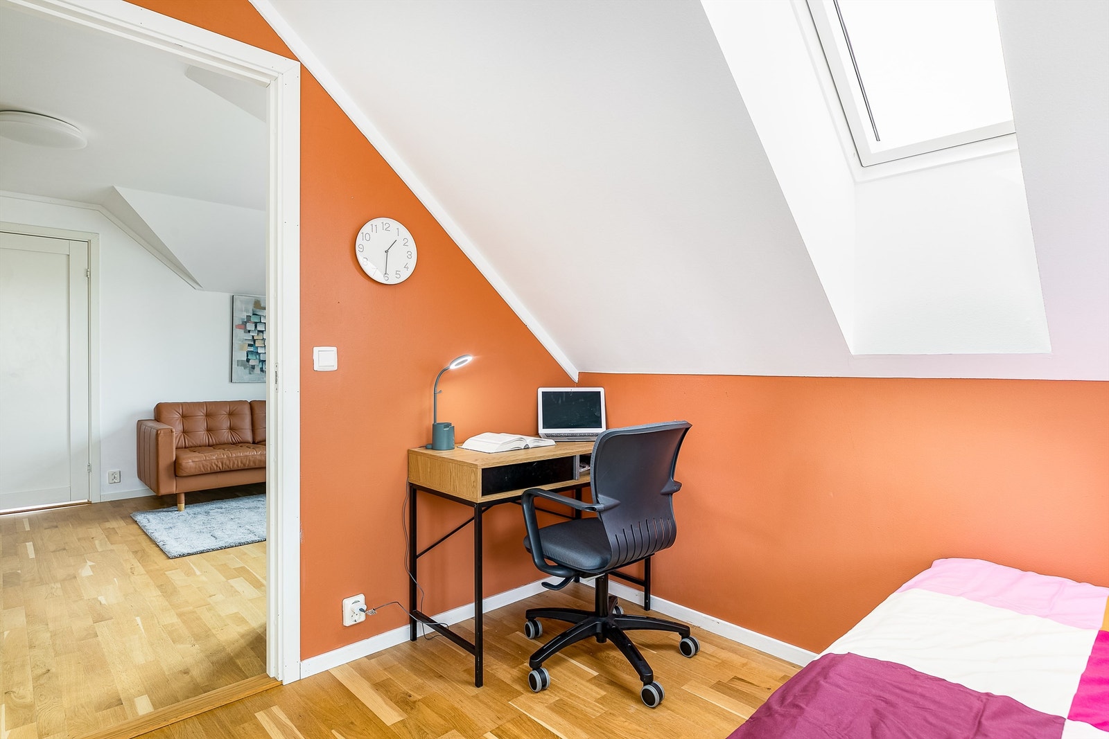 Vegger og himlinger er nylig malt også i soverommene. Galleribilde