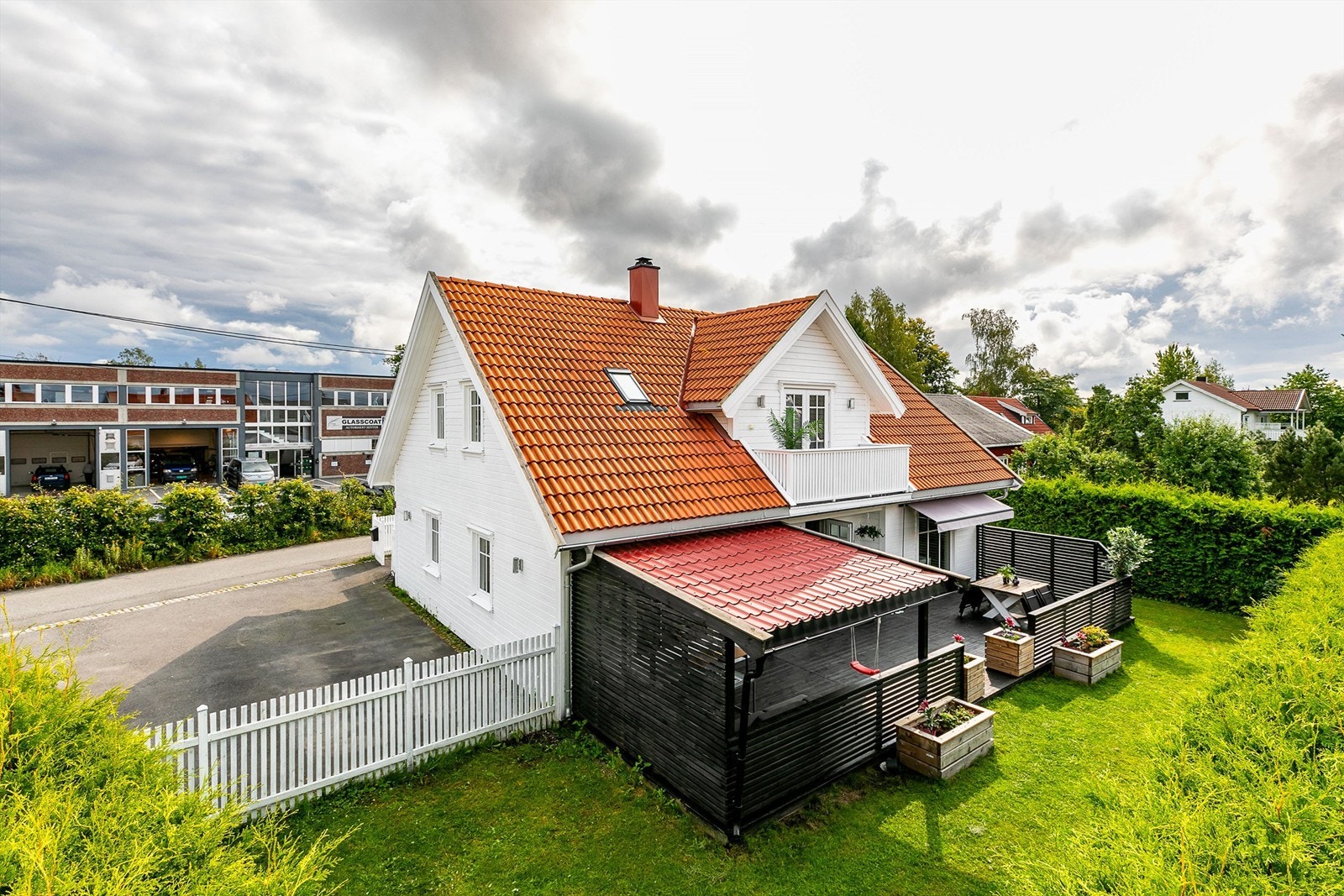 Boligen ble oppført i 2012 og inneholder en praktisk romløsning med blant annet bad i begge etasjer. Galleribilde