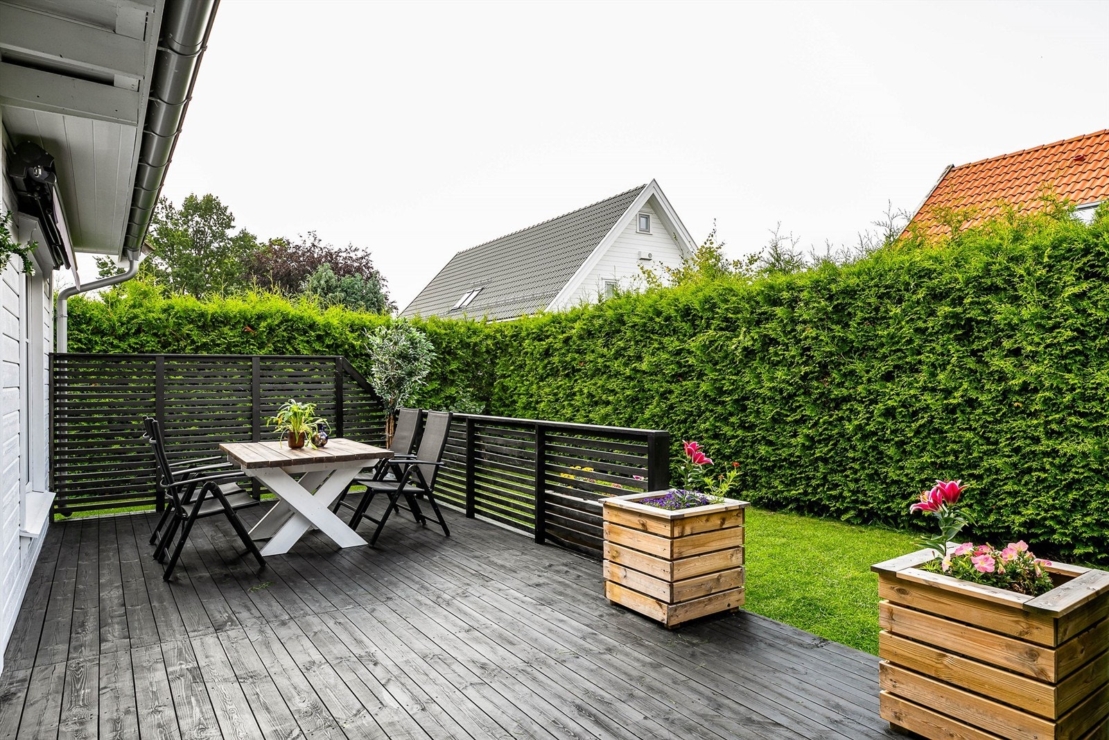 Tettvoksende hekk rundt hagen ivaretar privatlivet. Galleribilde