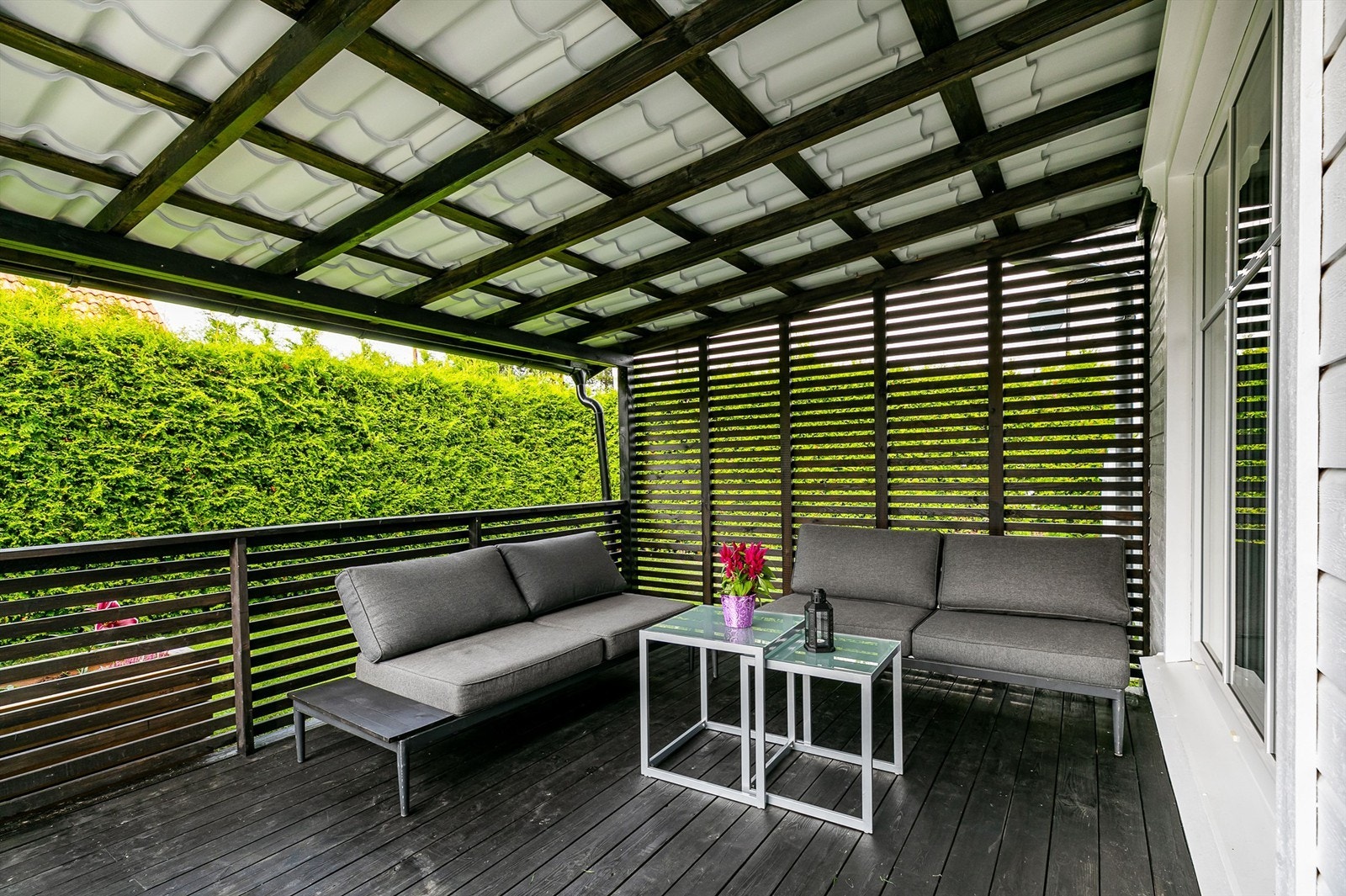 Overbygget gjør det mulig å sitte ute selv om sommerværet ikke er på sitt aller beste. Galleribilde