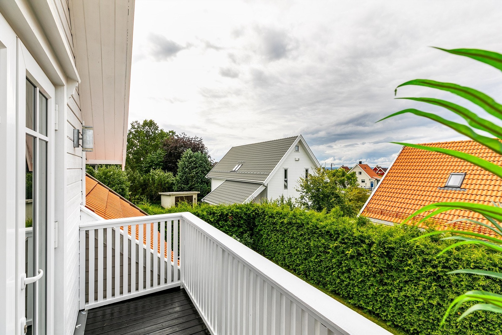 Balkongen byr på utsyn til nabolaget, her sett i syd-vestlig retning. Galleribilde