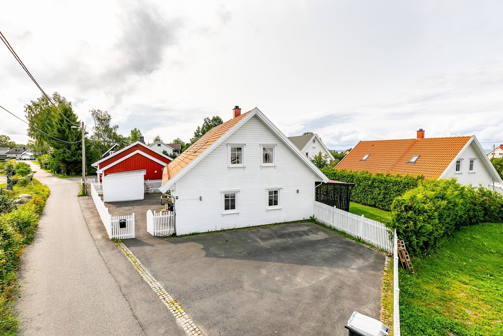 På den åpne gårdsplassen er det oppstillingsplass for flere biler. Galleribilde