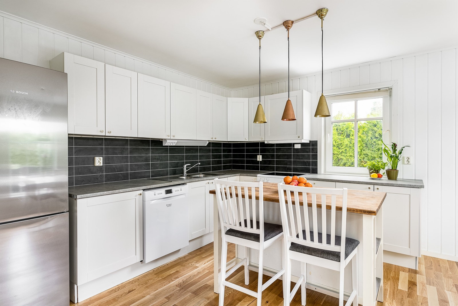 Kjøkkeninnredningen er fra Sigdal og siden 2021 oppgradert med ny komfyr og nye dekorplater over benkene. Galleribilde