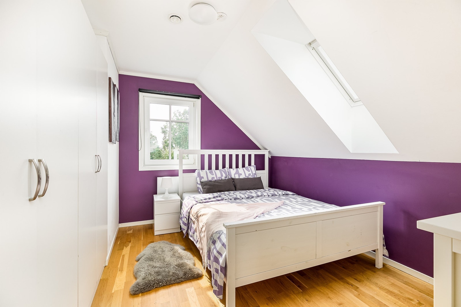 Dette utgjør hovedsoverommet og er innredet med doble garderobeskap. Galleribilde