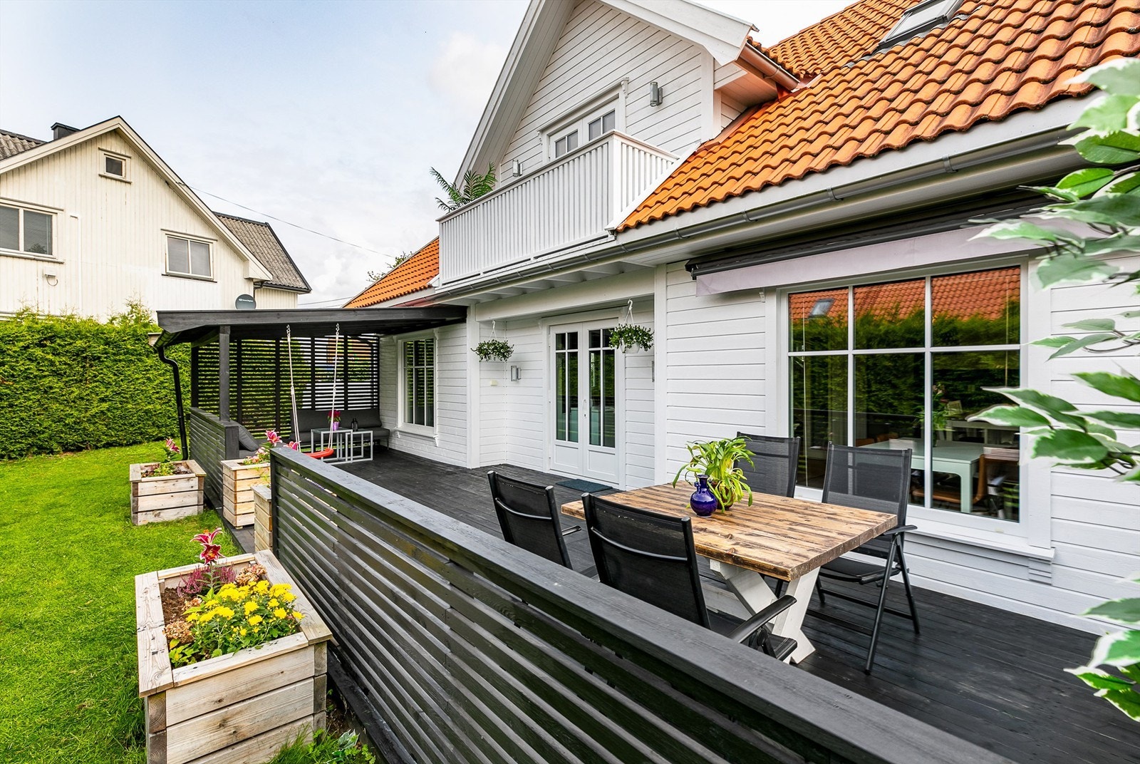 Terrassen er vestvendt og har gode solforhold sommerstid. Markise er montert over kjøkkenvinduet. Galleribilde