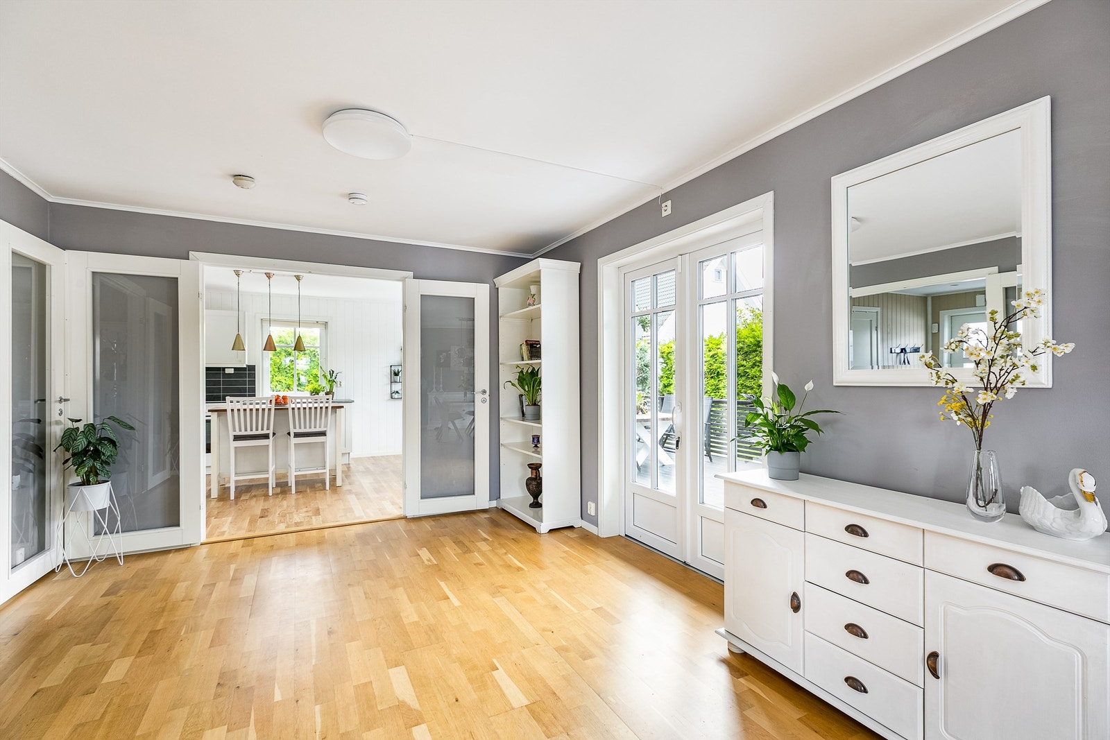 Kjøkkenet kan lukkes igjen mot stuen ved behov. Galleribilde