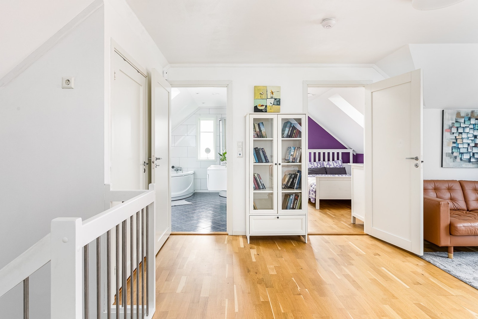 Boligens tre soverom er samlet på én flate i andre etasje. Galleribilde