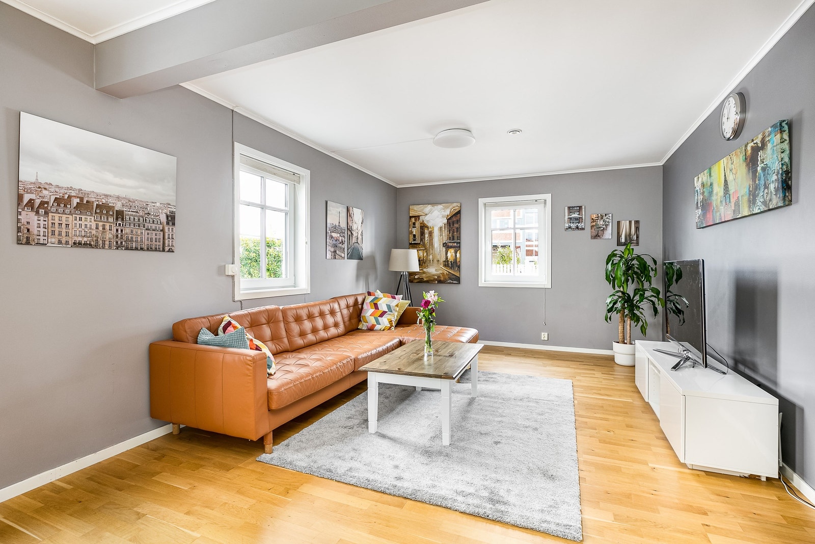 Stuen og flere rom er malt siden 2021. Denne delen av stuen kan skilles ut til et ekstra soverom. Galleribilde