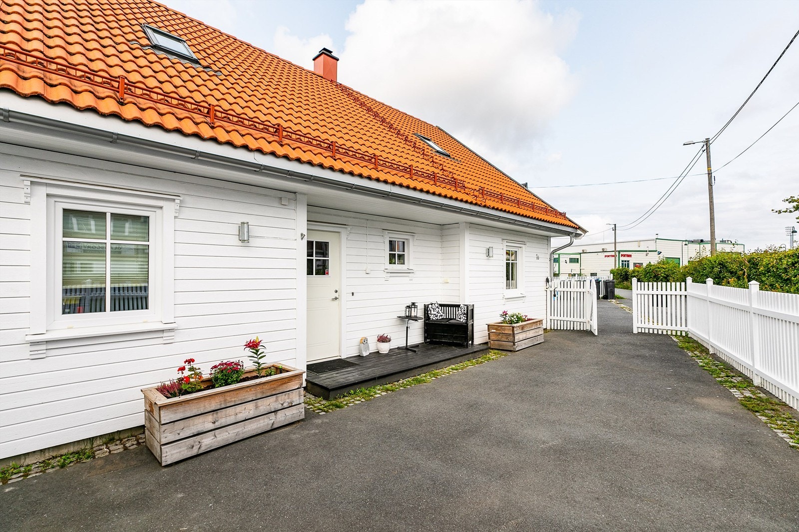 Gårdsplassen er i sin helhet asfaltert, arealet foran inngangspartiet er inngjerdet. Galleribilde